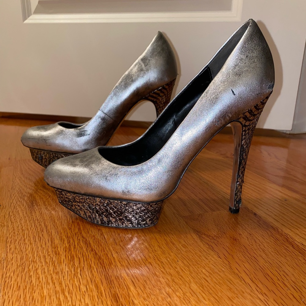 Size 7M Silver/Gray snake print heels- Used